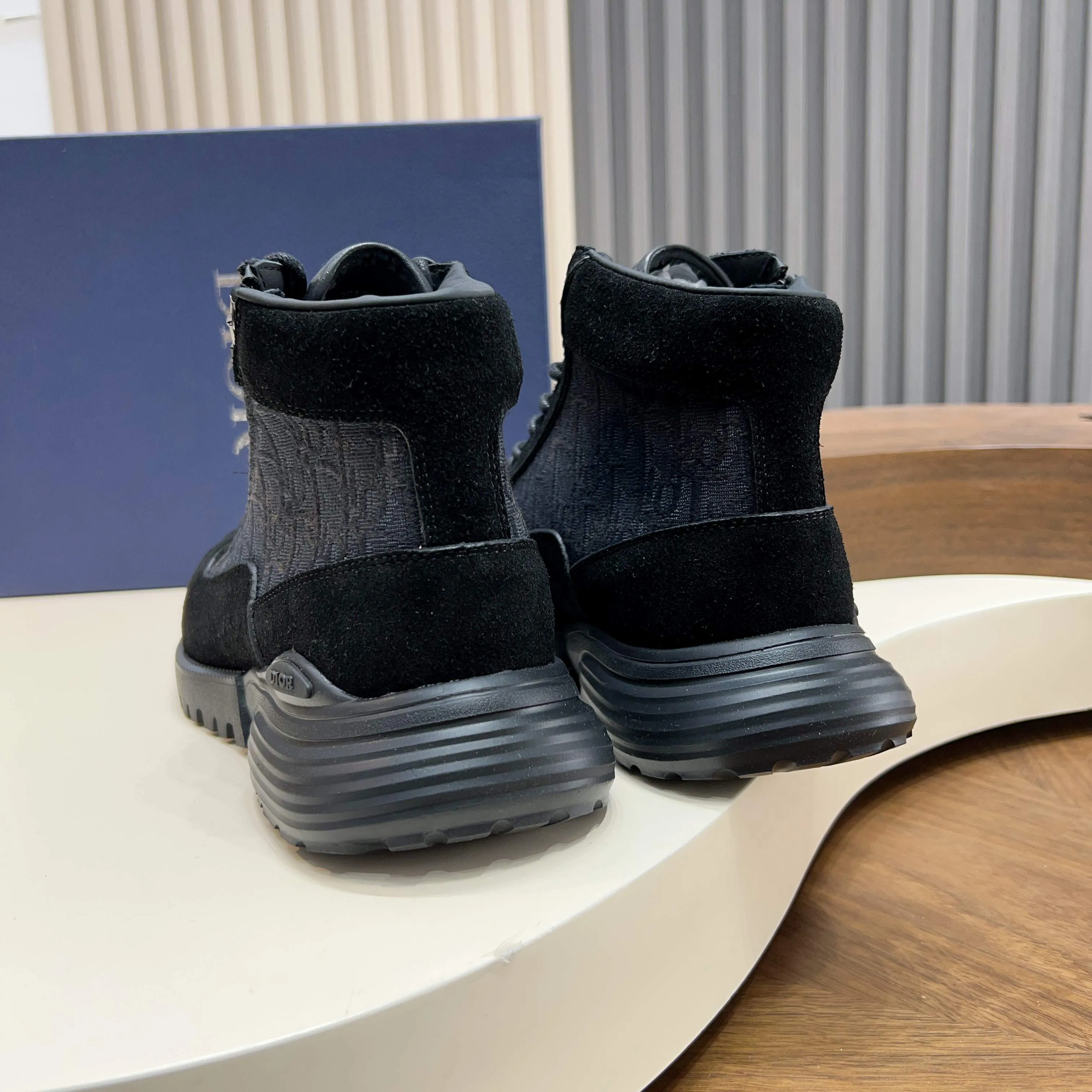 💰860 Dio* - Dior's autumn and winter luxury men's mid-top short boots, purely handmade, both inside and outside are imported first-layer cowhide, high-end quality and exquisite craftsmanship. Original TPU combination outsole. Wear a noble gentleman's taste. The best last type has been carefully debugged. 100% comfort. Size: 38-44 (38-45 can be customized)